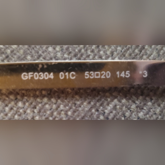 Guess Sunglasses w 😎 case and cleansing cloth - Picture 4 of 7